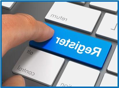 一个手指放在蓝色键盘上，上面写着“注册”.